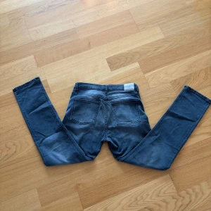 les duex - Säljer ett par svarta skinny jeans från les duex med klassisk femficksdesign och normalhög midja. Jeansen har stretchigt material för skön passform och raka benslut. Perfekta till vardagslooken!