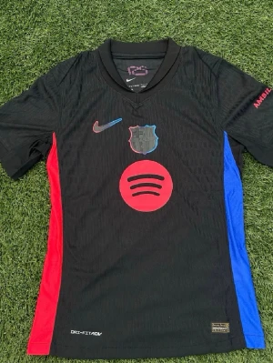 Fotbollströja Barcelona - Skick: Väldigt bra - Storlek: S - Snabb affär 225 