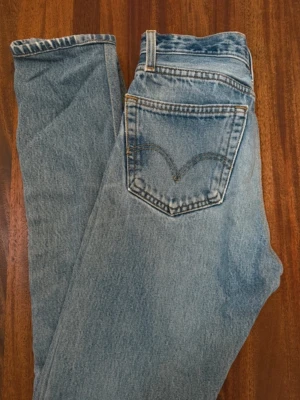 Re/done X Levi's ljusblå raka jeans - Klassiska ljusblå jeans från Levi's med raka ben och hög midja. Jeansen har fem fickor, tydliga sömmar och den ikoniska röda Levi's-lappen på bakfickan. Tillverkade i slitstark denim som ger en tidlös vintagekänsla.