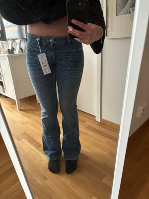 Blå bootcut jeans från Gina Tricot - Säljer ett par snygga blå bootcut jeans från Gina Tricot.  Låg midja, klassiska fickor fram och bak. Inte använda och nypris är 499kr