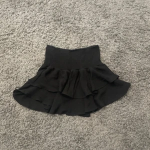 Volang kjol - Söt kjol med volanger som tyvärr inte kommer till användning längre🫶🏼