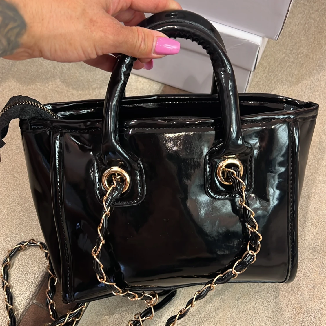 Svarta glansiga väskan  - 3