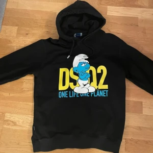 Dsquared2 smurf hoodie - Dsquared collab hoodie med smurfarna, Storlek L, knappt använd.