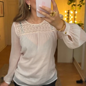 Rosa blus - Säljer nu en superfin blus. Hade gärna haft kvar denna men har alldeles för många rosa blusar. Jag har bara använt denna ett fåtal gånger på finare event, den har inga defekter och i bra skick. Den har guld detaljer. Kolla bio innan köp. 