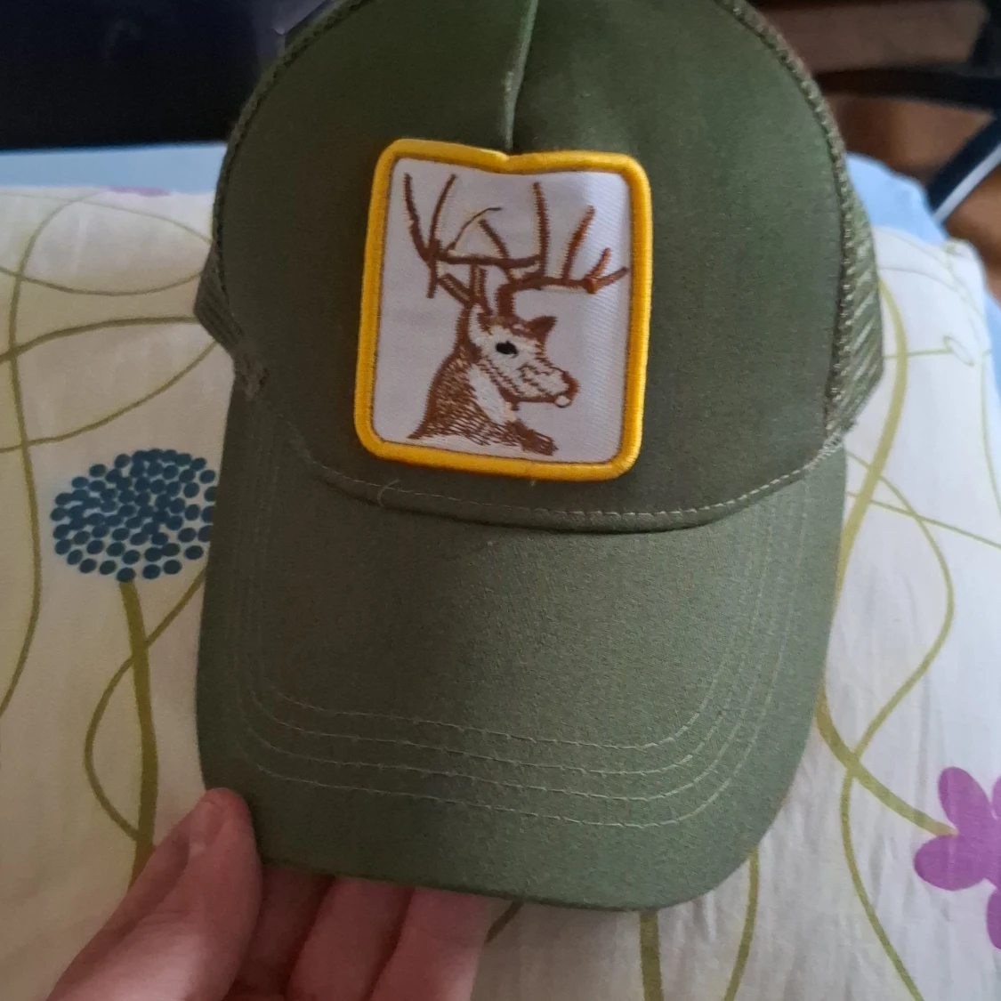 Olivgrön truckerkeps med hjortpatch