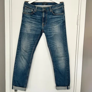 Selvedge nudie jeans - Snygga selvedgejeans från nudie. Modellen är lean Dean. Jeansen är i princip i nyskick, bara använda ett fåtal gånger. Nypris 2500kr. Hör av dig vid ytterligare frågor!