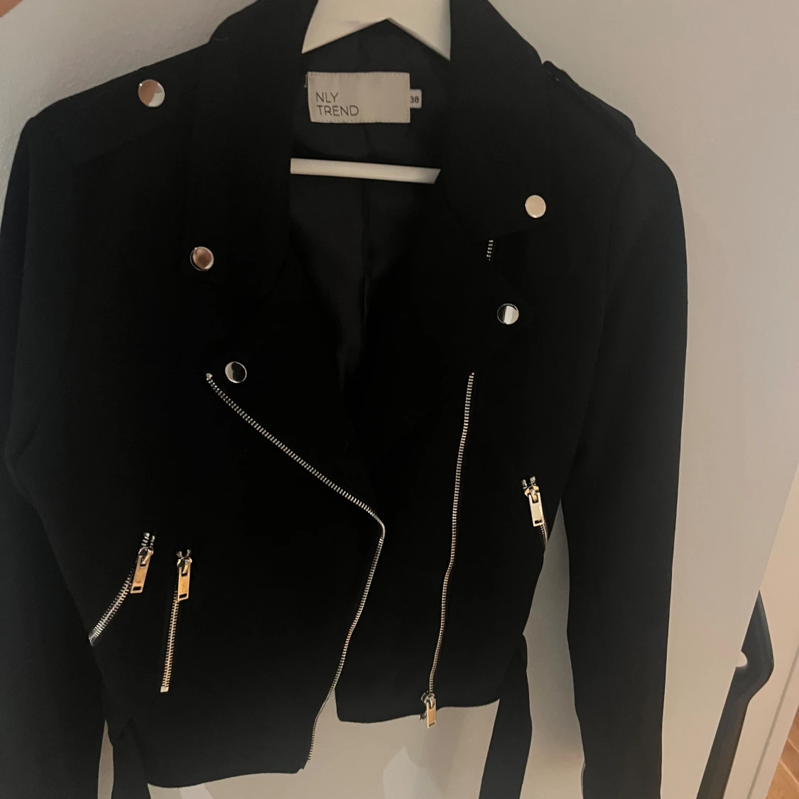 Svart bikerjacka från NLY Trend