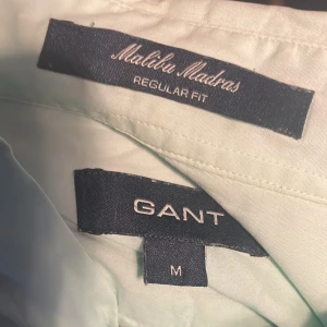  Gant skjorta  - Säljer en stilren gant skjorta och knappt använd och mycket fint skick. Hör bara av er om det är något ni undrar på. På bilden är personen 185 cm och den passar perfekt 