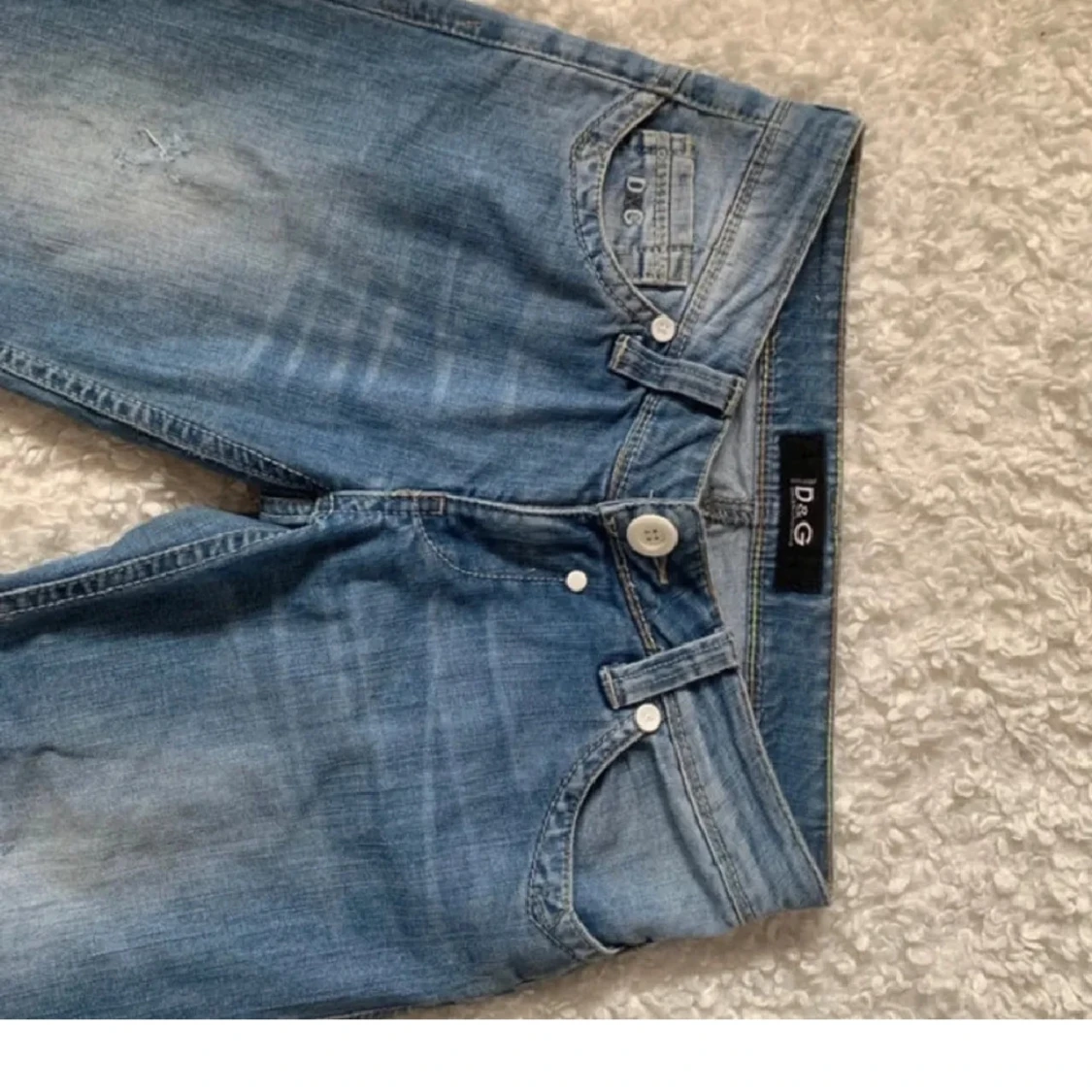 Blå jeans från D&G med broderade fickor - 1