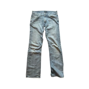 Batistini bootcut jeans ljusblå denim - Snygga ljusblå jeans från Batistini i klassisk bootcut-modell som jag sydde till lågmidjad!! Botten på jeansen är lite ripped!!