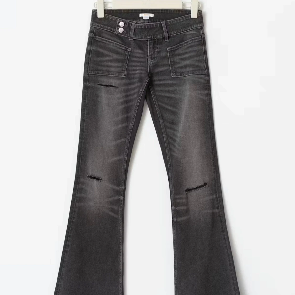 Svarta bootcut jeans med slitningar