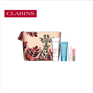 Clarins kit  - Säljer ett kit med produkter från det populära varumärket Clarins. Allt är nytt och oanvänt! Värde 850kr. 🌸💕  Innehåller:  -En necessär -Moisture rich body lotion 100 ml -Hydra Essential Cream 30 ml -SOS Lashes Mascara Mini -Lip Perfector 01 Mini