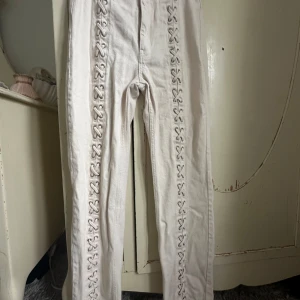 Vita jeansbyxor med snörningsdetalj H&M - Så snygga jeans från hm med snörade detaljer! Storlek 36, toppen skick!
