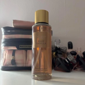 Victoria’s Secret body mist - Victoria’s Secret bare vanilla body mist. Aldrig använd så den är som ny💕