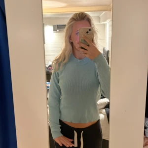 Ljusblå ribbad tröja från Bik Bok - Supersnygg ljusblå ribbad tröja från Bik Bok i storlek L men storleken stämmer inte eftersom jag alltid köper i xs så den passar för xs & s. Tröjan har lång ärm, rund halsringning och är tillverkad i ett mjukt, stretchigt material som sitter skönt på kroppen. Perfekt att styla med jeans eller kjol för en fräsch look.