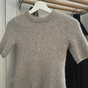 Kashmir T-shirt  - Så fin Kashmir t-shirt, säljer pga har för många, så fin färg, aldrig kommit till användning, nypris 1500kr 