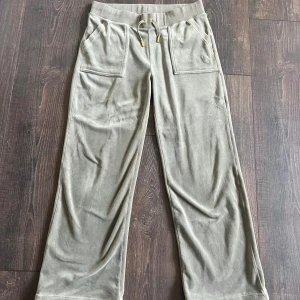 Ljusgröna Juicy Couture mjukisbyxor - Sparsamt använda Juicy byxor storlek M, men skulle säga S/M då de är för korta för mig som är ca 165 