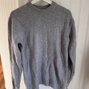 Grå merinoulltröja från Vailent - Säljer en stilren grå tröja från Vailent i mjuk merinoull. Tröjan har rund halsringning, ribbade muddar och lång ärm. Perfekt för lager-på-lager och passar till allt. Enkel och klassisk design som funkar året runt. Köpt för 800 kr, använd en gång 