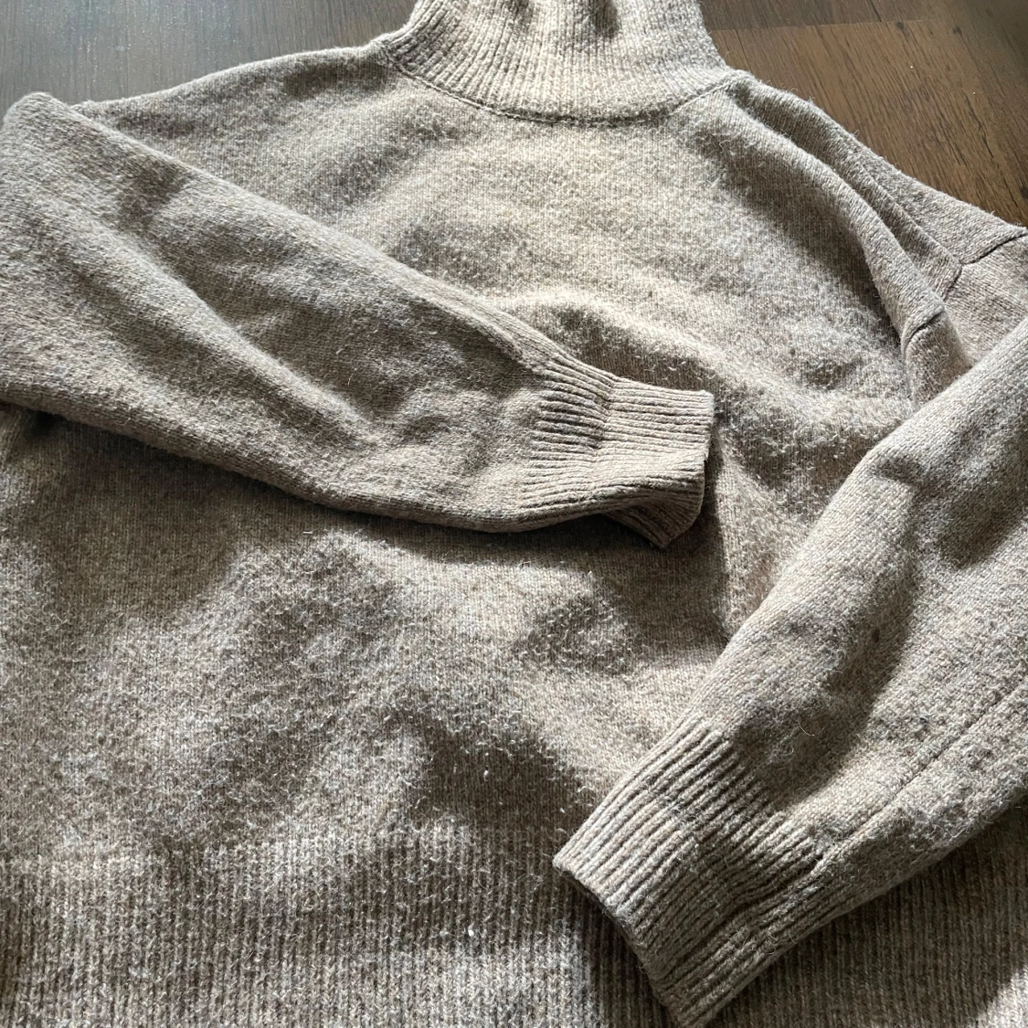 Beige stickad polotröja - 2