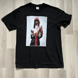 Supreme playboi Carti T-shirt  - Säljer nu denna sjukt feta supreme x playboi Carti T-shirten limited edition. Tröjan är helt slutsåld och kommer aldrig säljas igen. Tröjan är i storlek M och helt ny aldrig använd kommer med original påsars. Skickas på en 1-2 dagar och kommer från rökfritt hem och kvitto finns 