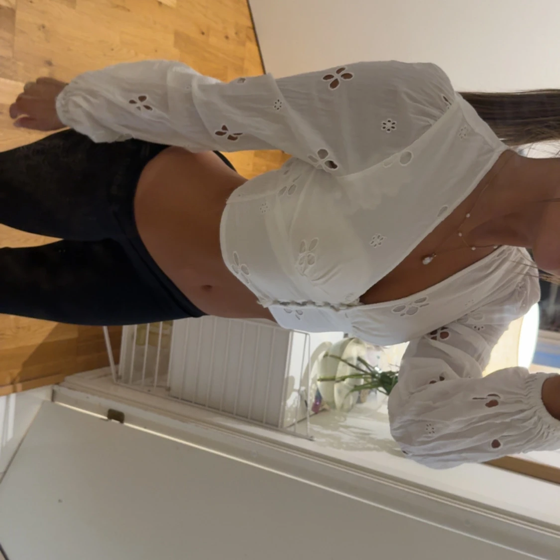 Vit broderad croppad blus med knappar - 1