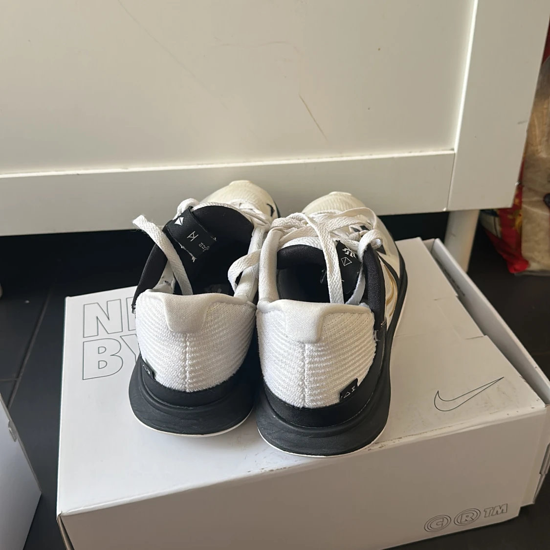 Nike sneakers i vitt och svart med guld - 2