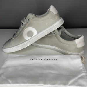 Oliver Cabell St.42 - Säljer mina Oliver Cabell Men’s Low 1 i färgen ”Particle Grey”, storlek 42,  I princip helt nya. Har stått ett tag då det blev fel storlek. Använda nån gång men inget slitage. Låda saknas tyvärr, tror farsan slängde den, men dust bag:en är kvar.  Beställda ända från USA och värkar inte gå att få tag på här i Sverige, så klipp dem innan nån annan gör det! (Digitalt kvitto uppvisas på förfrågan)