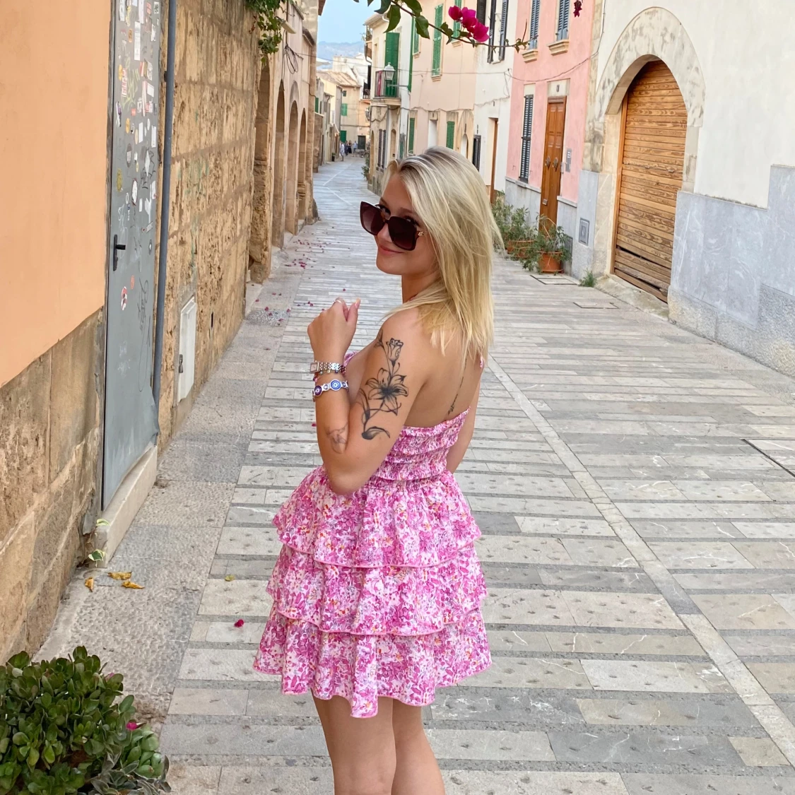 Rosa blommig volangklänning - 1