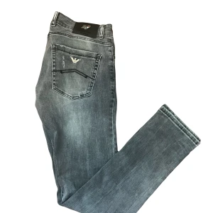 Armani Jeans - Riktigt snygga och sällsynta Armani jeans. Storlek ≈ 30/32. Slim fit jeans med sköna slitningar och snygga deltaljer från Armani