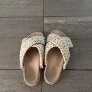 Inukki tofflor  - Säljer dessa tofflor från inukki som är äkta, använda en sommar och har inga defekter osv. Köpta för 2250