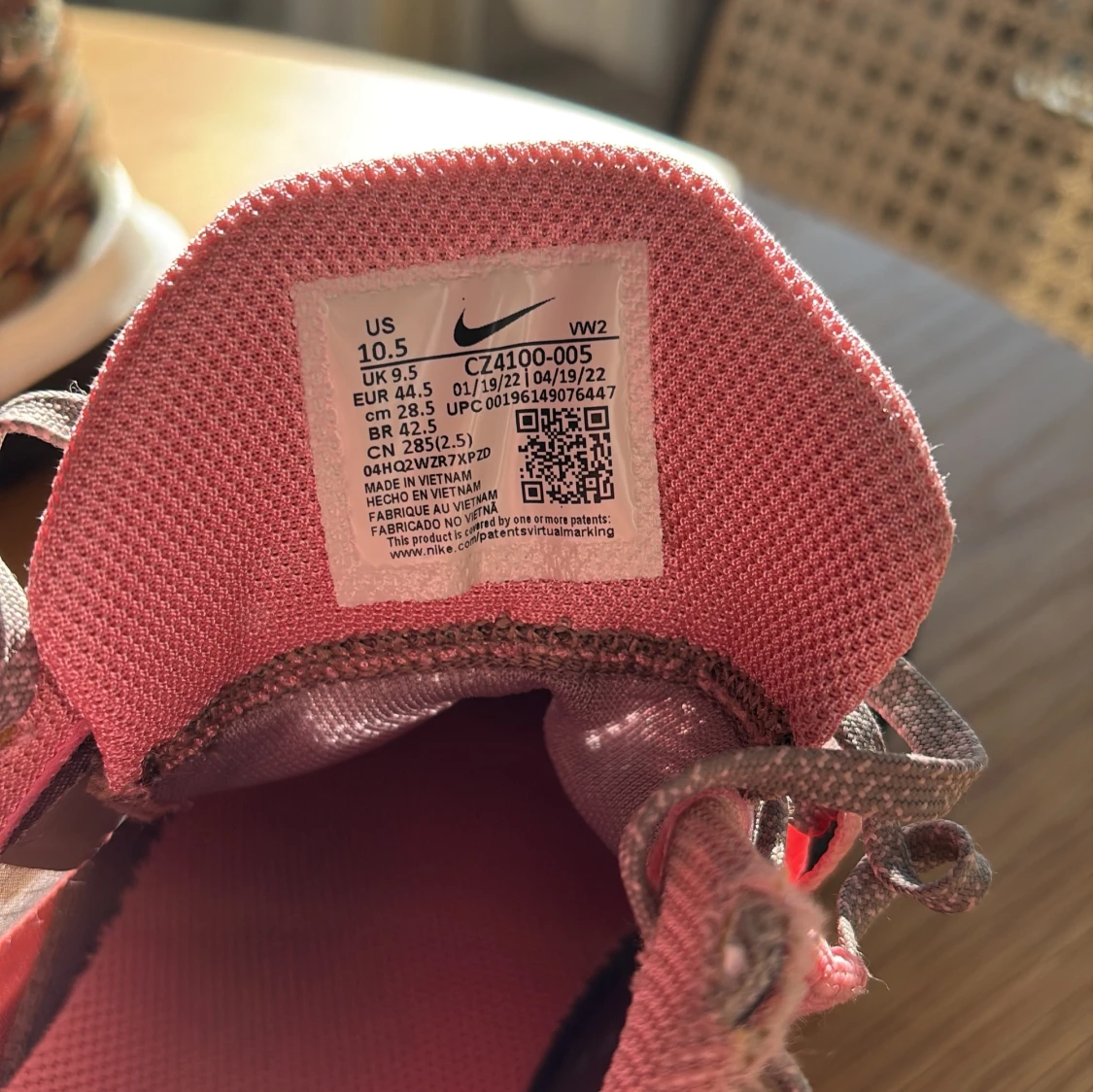 Nike Kyrie basketskor i grått och rosa - 4