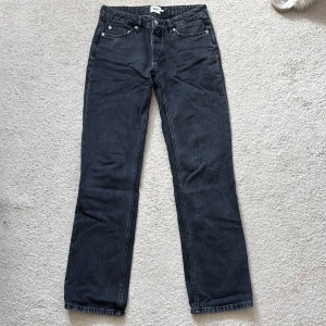 Svarta raka jeans från Levis - Säljer ett par svarta Levis jeans med klassisk femficksdesign och raka ben. Jeansen har normal passform och är tillverkade i slitstarkt denim. 