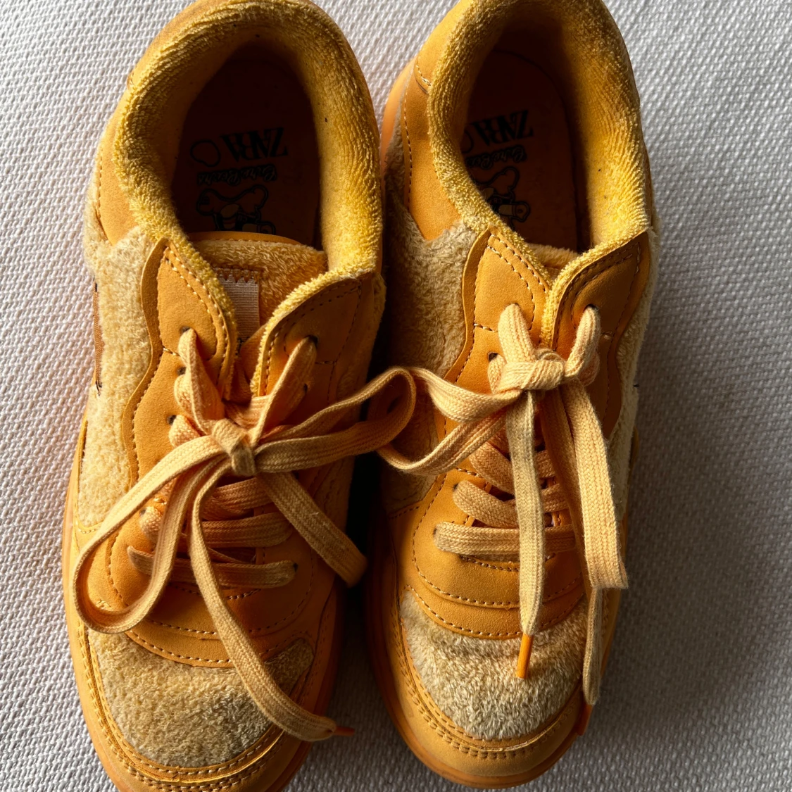 Gula sneakers från Zara med teddy-detaljer Care Bear