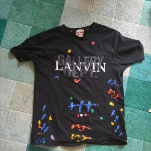 Lanvin x gallery dept t shirt - Säljer en fet gallery dept x Lanvin t shirt. Osäker när det gäller äktheten. Svarar och skickar fort. Prima skick. Bara att hojta till om du har frågor.