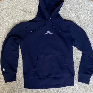 Ralph Lauren Hoodie - Stilren mörkblå Hoodie från polo ralph lauren perfekt för hösten och vintern! Tröjan är använd ca 5 gånger då storleken inte passade mig.     Nypris: 2000kr 