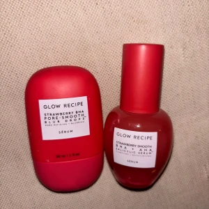 Glow Recipe Strawberry Serum Duo - Glow Recipe Strawberry BHA Pore-Smooth Blur Drops och Strawberry Smooth BHA + AHA Salicylic Serum. Båda kommer i snygga röda flaskor, perfekta för att ge huden glow och jämnare textur. Passar dig som vill ha fräsch och klar hud med en hint av jordgubbsdoft. Testade❤️
