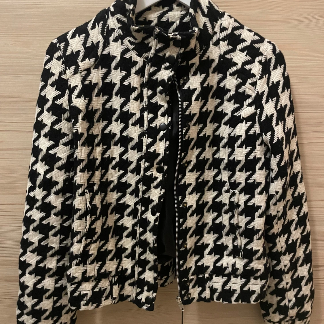 Svartvit rutig jacka med dragkedja