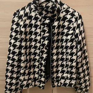 Svartvit rutig jacka med dragkedja - Rutig jacka från H&M som har använts några fåtal gånger 