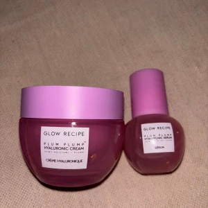Glow Recipe Plum Plump Hyaluronic Duo - Glow Recipe Plum Plump Hyaluronic Cream 50ml och Serum 20ml i snygga rosa och lila förpackningar. Båda produkterna är designade för att ge fukt och lyster till huden med hyaluronsyra och plommonextrakt. Perfekt för dig som vill ha en fräsch och återfuktad look. Enbart testade med spatel (har inte tagit produkt med fingrarna av hygienskäl!)💕