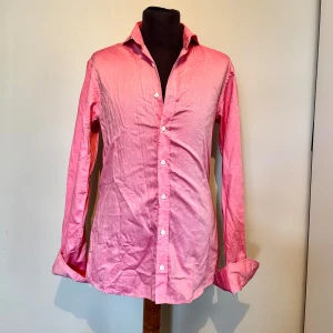 Oscar Jacobsson skjorta - Super fin skjorta i storlek 39 motsvar M bra skick!!