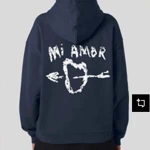 Mörkblå Mi Amor hoodie - Säljer min mörkblåa Mi Amor hoodie som inte kommer till användning längre💕Använd fåtal gånger så i väldigt bra skick. Ny pris ca 1500