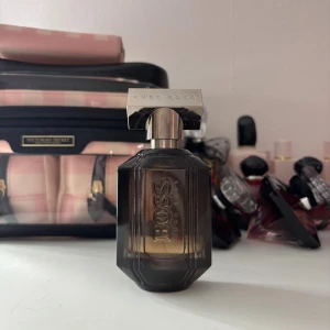 Hugo Boss parfym - Hugo Boss the scent for her absolute 50 ml. Endast testad men i övrigt inte använd. Orginalförpackningen medföljer💕