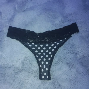 Svarta trosor med vita prickar - Svart och vit thong trosor