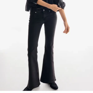 Svarta lågmidjade jeans  - Svarta low waist jeans från H&M. Helt oanvända med prislappen kvar. Nypris 229 kr🩷🩷🩷