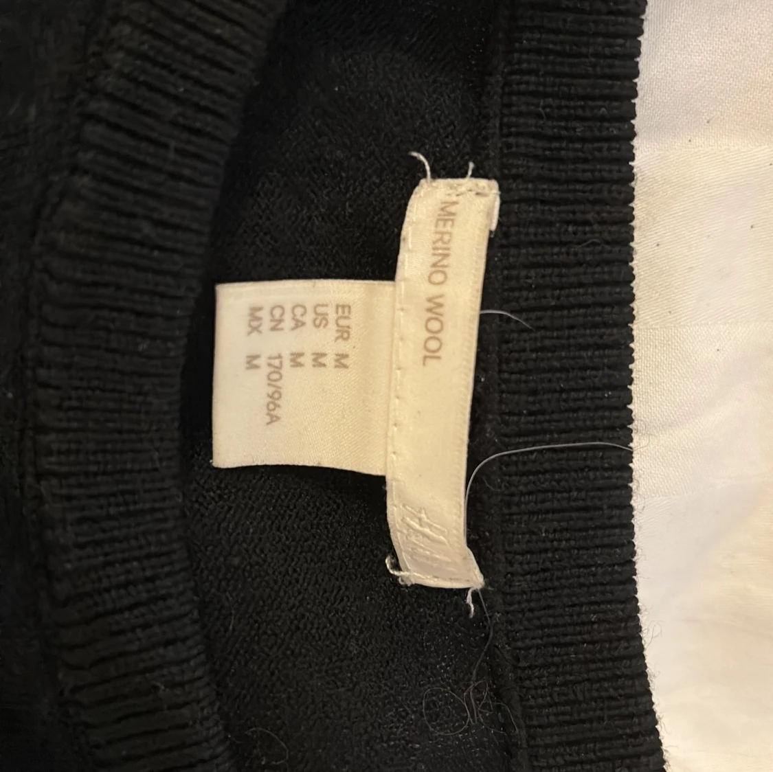 Svart merinoullströja i medium - 1