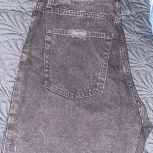 Jeansshorts  - Svarta jeansshorts från HM. Sparsamt använda. Stl 38. Köpare står för frakt