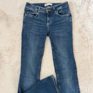 Blå bootcut jeans från Zara - Snygga blå bootcut jeans från Zara, storlek 36! Väldigt fint skick