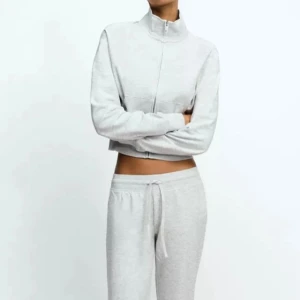 Grå mjukisbyxor med snörning - Snygga ljusgrå mjukisbyxor med breda ben och dragsko i midjan. Byxorna har en relaxed fit och är tillverkade i mjukt bomullsmaterial, perfekta för chill dagar eller när du vill vara extra bekväm. Enkel och stilren design som funkar till allt.