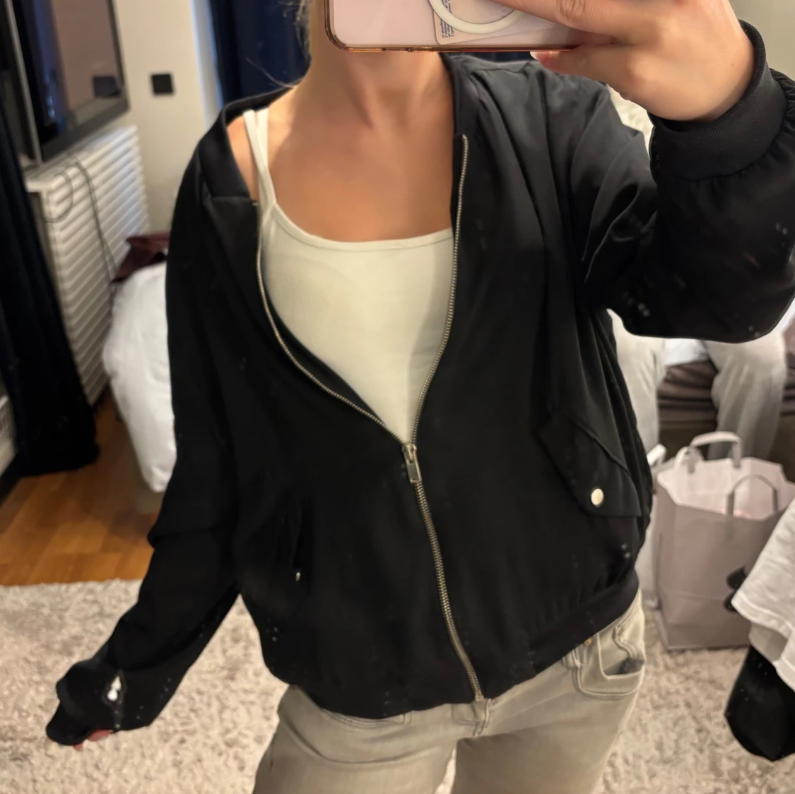 Svart bomberjacka med dragkedja