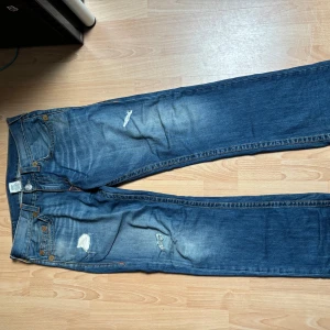 True religion med schysst wash och slitningar - Säljer för att de var för stora, bra skick                                         Löst sittande med snygg färg och slitningar          Inga lösa trådar                                                      Litet hål på vänstra hälen, syns inte när man viker upp lite. Dessa är faktiskt äkta till skillnad från många andra på denna app. Modellen heter bobby och de har en inseam som är 34 inches